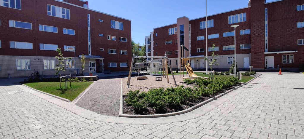 Taloyhtiön piha Lahdessa