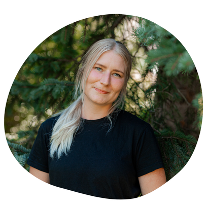Kuvassa on Senja. Senja on arboristi ja ympäristöhoitoja. Hän hoitaa ja kaataa puita.