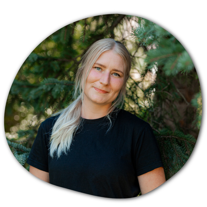 Kuvassa on Senja. Senja on arboristi ja ympäristöhoitoja. Hän hoitaa ja kaataa puita.