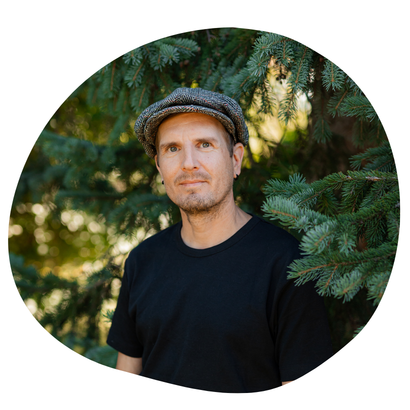 Kuvassa on Ilkka. Ilkka on hortomi ja tekee pihan hoitotöitä.