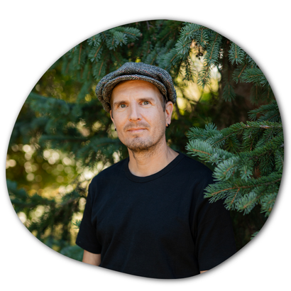 Kuvassa on Ilkka. Ilkka on hortomi ja tekee pihan hoitotöitä.