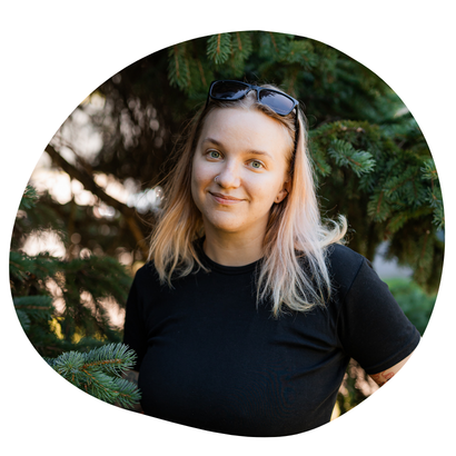 Kuvassa on Lilja. Lilja rakentaa pihoja. Lilja tekee kivirakentamista.