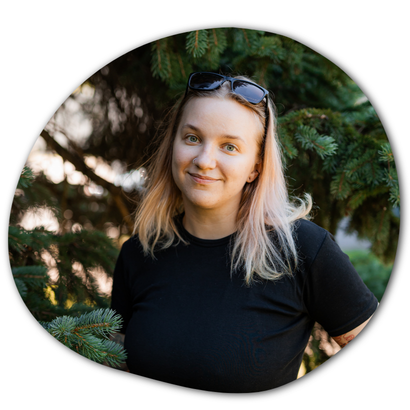 Kuvassa on Lilja. Lilja rakentaa pihoja. Lilja tekee kivirakentamista.