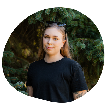 Kuvassa on Elli. Elli on hortonomi ja tekee pihasuunnittelua.